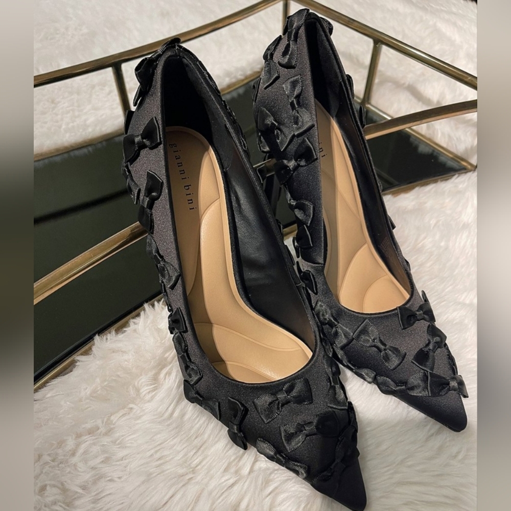 New In Box Size 12 Gianni Bini Black Serena Satin Mini Bows Pointed Toe Pu…